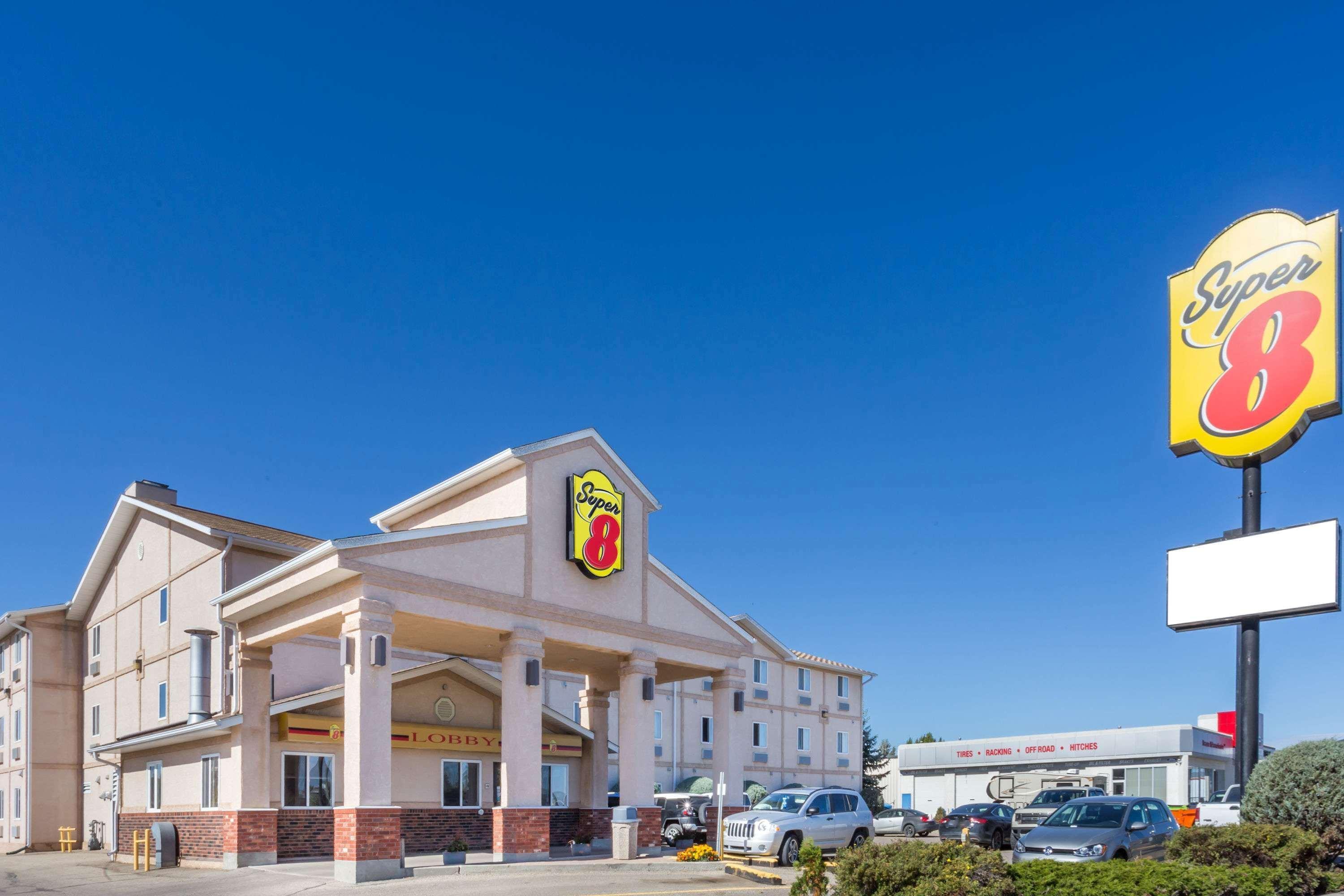 Super 8 By Wyndham Moose Jaw Sk Hotel Exterior photo