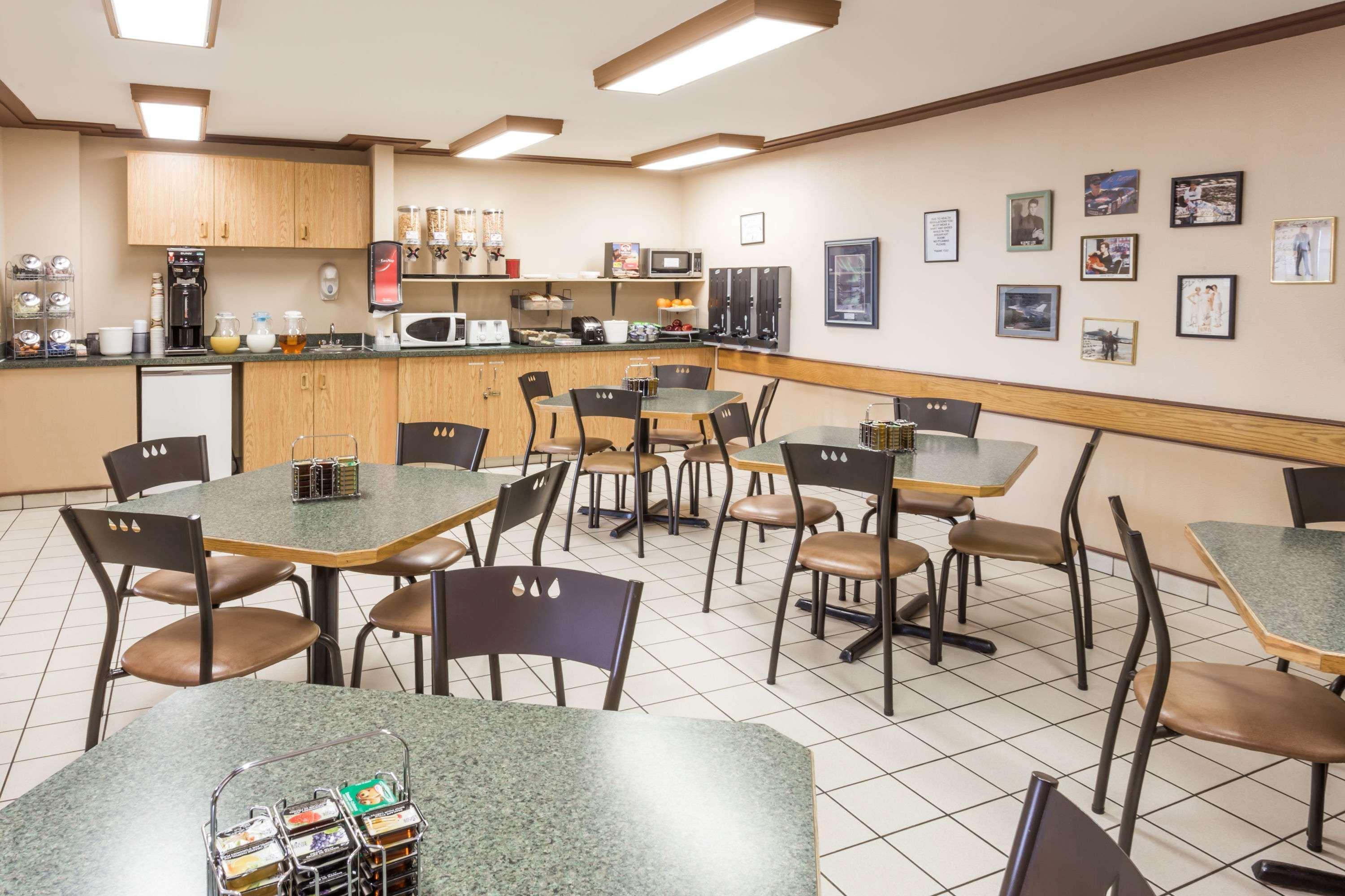 Super 8 By Wyndham Moose Jaw Sk Hotel Exterior photo