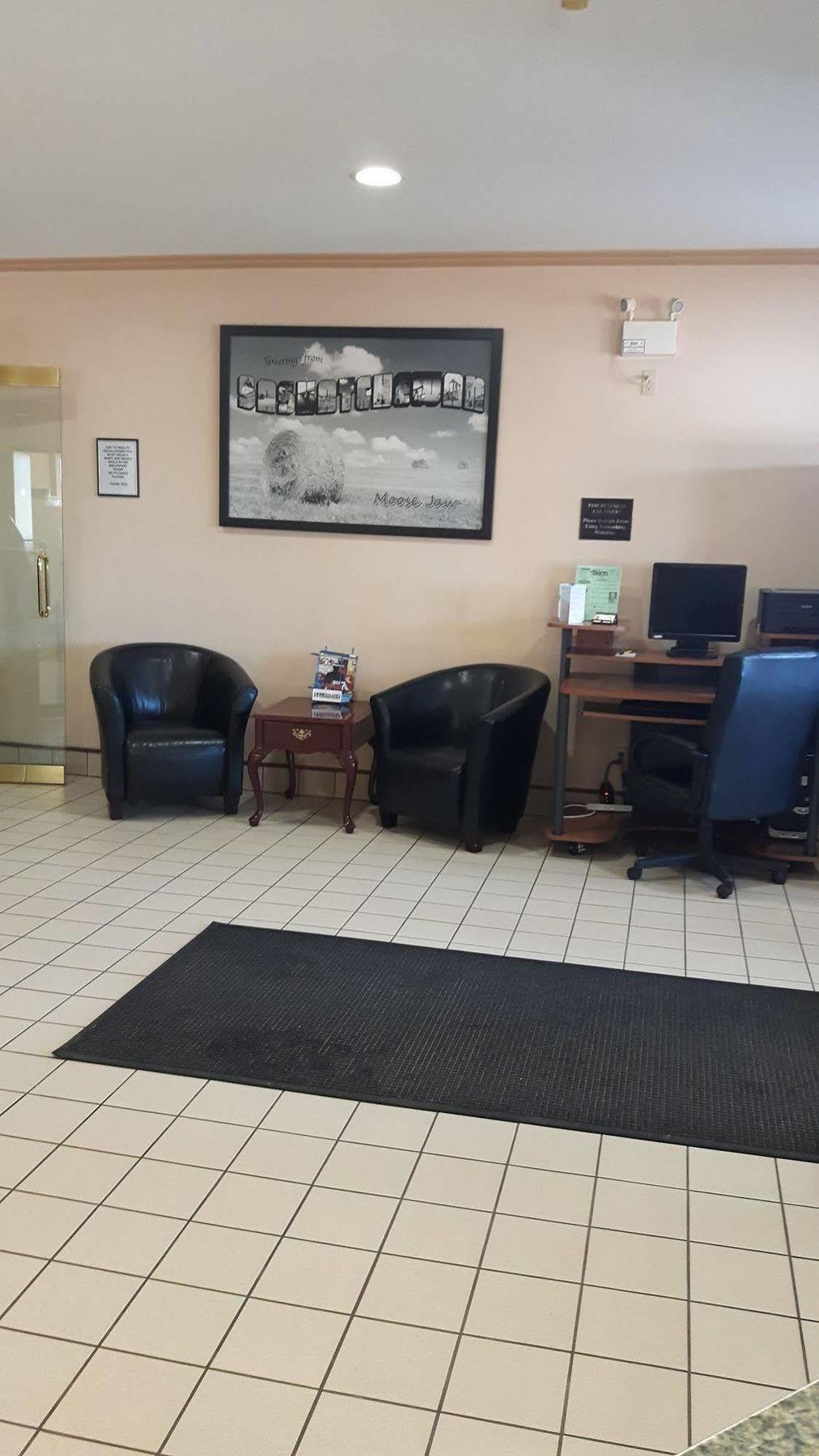 Super 8 By Wyndham Moose Jaw Sk Hotel Exterior photo